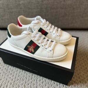 GUCCI WOMEN'S ACE SNEAKER WITH BEE